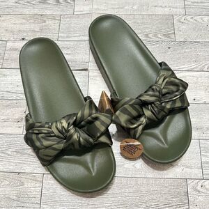 NWT VS PINK ANIMAL PRINT BOW SLIDES
